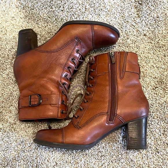 Clarks Shoes - Clarks brown ankle lace up boots/ booties size 10